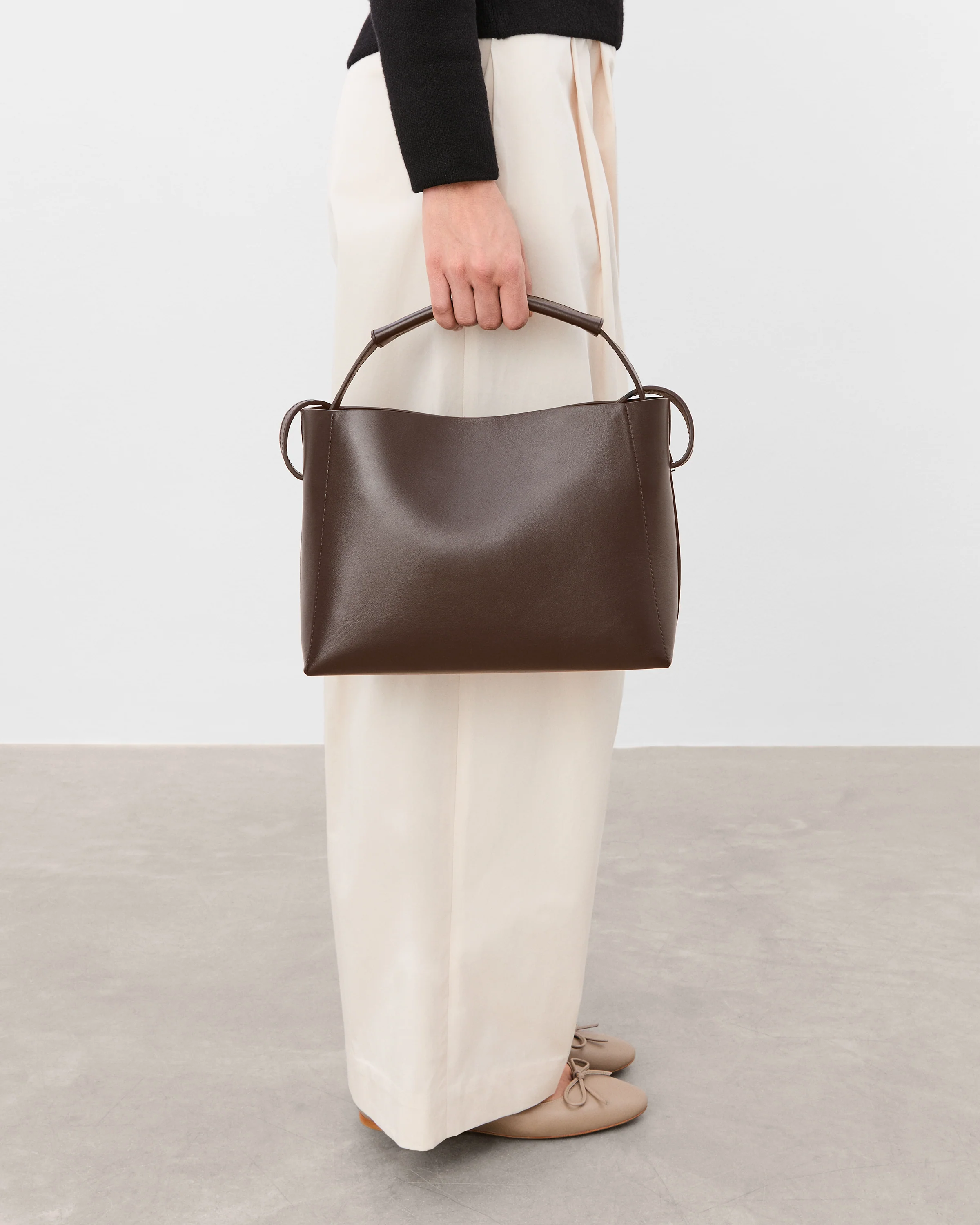 Hedda Midi Handbag Leather Chocolate - Image 2