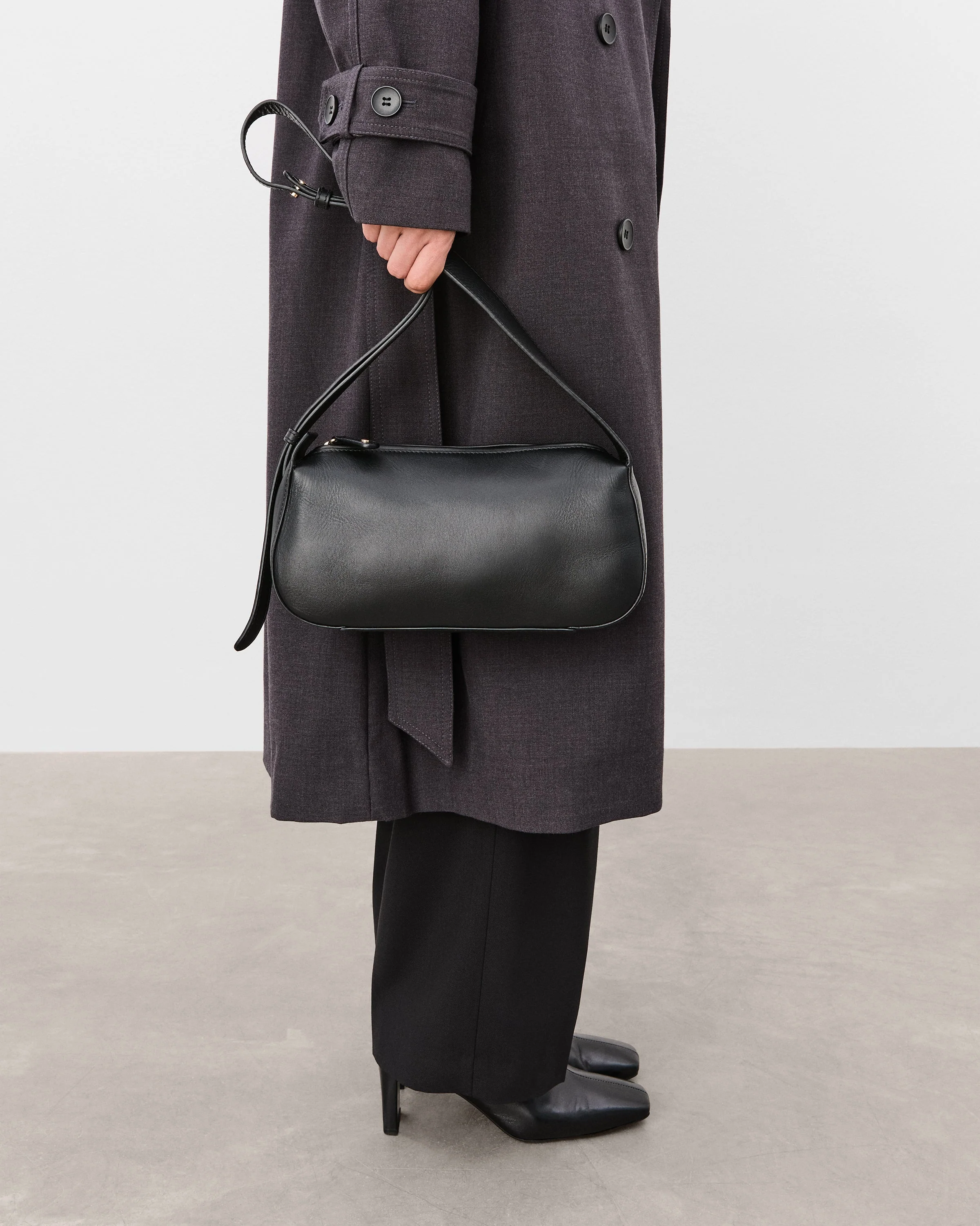 Tuna Shoulder Bag Leather Black - Image 3